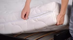 Giặt đệm bông ép tại nhà Hà Nội 1 Đệm bông ép là lựa chọn phổ biến cho nhiều gia đình nhờ vào sự tiện lợi, độ bền và tính thoáng mát. Tuy nhiên, sau thời gian sử dụng, đệm có thể bị bẩn, tích tụ vi khuẩn, mùi hôi và bụi bẩn. Để bảo vệ sức khỏe gia đình và giữ đệm luôn sạch sẽ, việc giặt đệm bông ép định kỳ là rất quan trọng. Dịch vụ giặt đệm bông ép tại nhà Hà Nội giúp bạn dễ dàng giải quyết vấn đề này mà không cần phải di chuyển đệm đến các cơ sở giặt ủi.