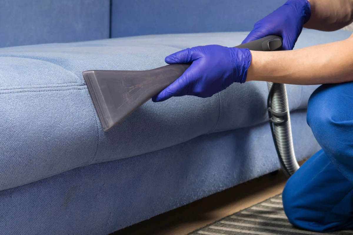 Dịch vụ giặt sofa chuyên nghiệp tại Hà Nội của Sofa Sạch được thiết kế để mang đến sự tiện lợi và hiệu quả tối ưu cho gia đình và doanh nghiệp. Chúng tôi cam kết giúp bạn loại bỏ mọi vết bẩn, mùi hôi, vi khuẩn và mang lại vẻ đẹp như mới cho bộ sofa yêu quý. Lợi Ích Khi Chọn Dịch Vụ Giặt Sofa Tại Sofa Sạch Loại Bỏ Vết Bẩn Cứng Đầu: Chúng tôi sử dụng dung dịch tẩy rửa an toàn và công nghệ làm sạch hiện đại để xử lý mọi loại vết bẩn như cà phê, dầu mỡ, bút mực, hoặc vết bẩ